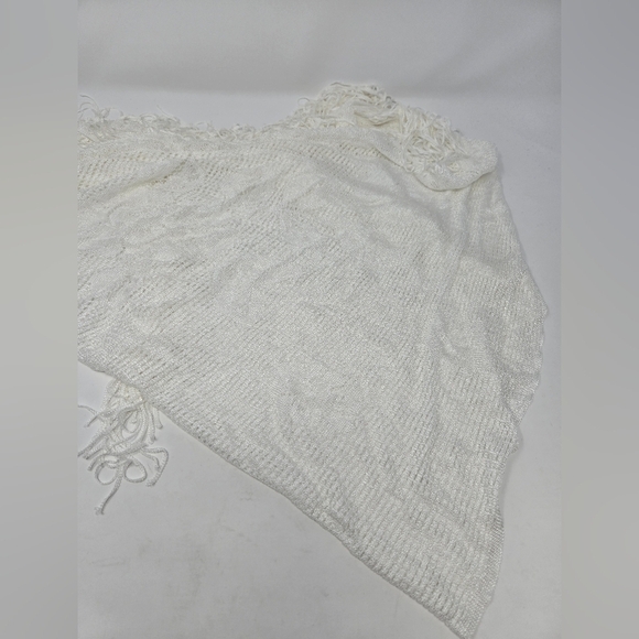 BOHO WHITE CROCHET STYLE TRIANGLE SHAWL WRAP FLORAL FLOWERS FRINGE EDGE WOMEN OS - Picture 7 of 11